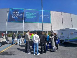 Asistentes a la Feria interesados en concoer la tecnología de Carol, el vehículo automatizado de BasqueCCAM